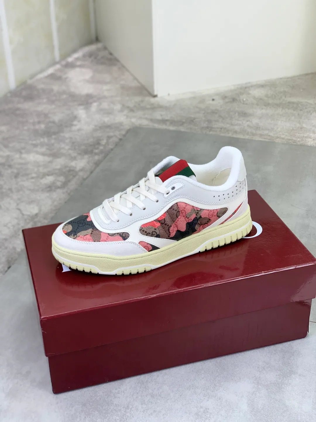 Men's shoes 💰P542 New Gucci autumn and winter low-end catwalk casual sneakers, top version! Oil edge craftsmanship. New model for early spring, creating a perfect style, cool and sassy, ​​c-position fashionable wear, classic shoe style with retro and futuristic feel, showing exquisite texture! Open mold to customize high-density outsole. Comes fully packaged. Size: 40-45 Fabric: Imported calfskin punching Lining: Imported original towel lining